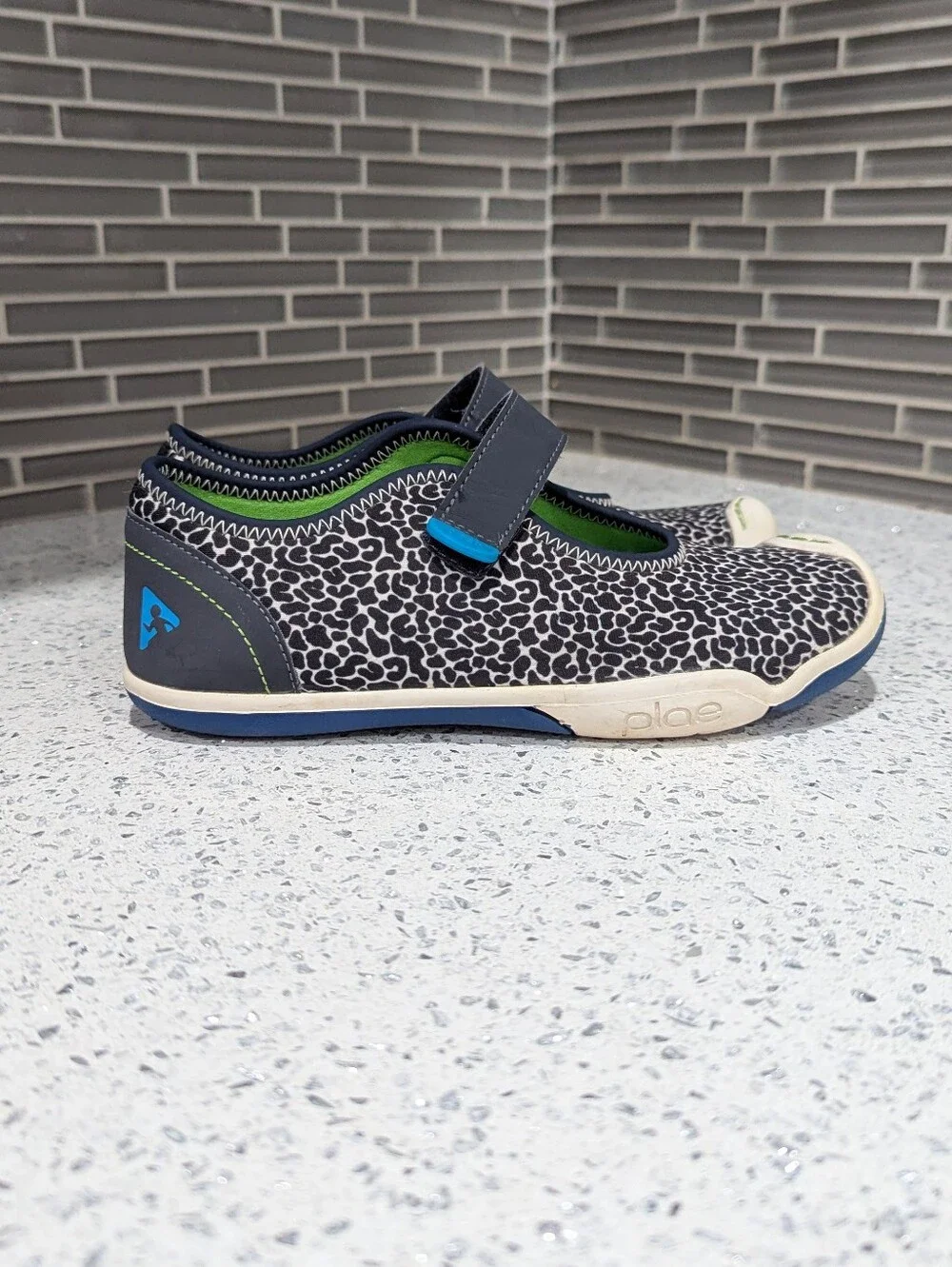 Plae Kids Chloe Mary Jane Sneaker Adjustable Strap Gray Leopard Print Girls Sz 1